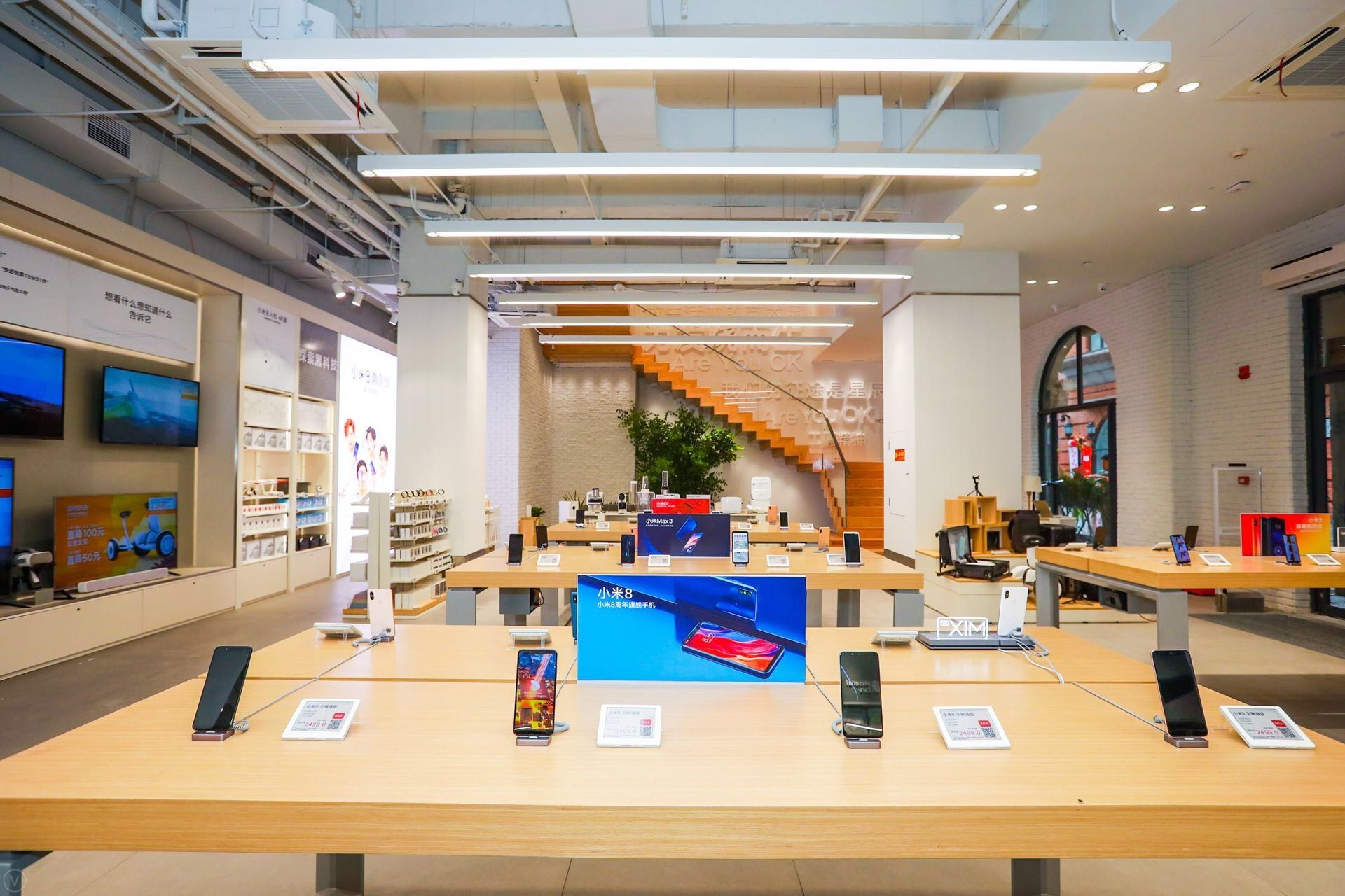 原木色数码展台 数码展示台